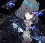  1boy :| alternate_hair_color arthropod_boy bangs black_background black_fur black_hair blue_butterfly blue_eyes bug butterfly butterfly_wings cape closed_mouth collared_shirt crown diamond_hairband expressionless fate/grand_order fate_(series) fur_collar highres insect_wings long_sleeves looking_at_viewer male_focus medium_hair oberon_(fate) official_alternate_costume shiraishi_(siraisi00) shirt simple_background solo spoilers upper_body white_hair white_shirt wings 