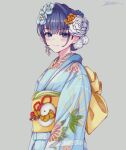  1girl blue_eyes blue_hair blue_kimono blush bow closed_mouth commentary deokchun eyebrows_visible_through_hair floral_print flower grey_background hair_flower hair_ornament highres hololive hololive_english japanese_clothes kimono looking_at_viewer obi obiage obijime official_alternate_costume ouro_kronii sash short_hair signature simple_background single_hair_intake smile solo symbol-only_commentary upper_body virtual_youtuber yellow_bow 