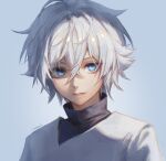  1boy bangs black_shirt blue_background blue_eyes english_commentary eyebrows_visible_through_hair grin hair_between_eyes highres hunter_x_hunter killua_zoldyck looking_at_viewer male_focus messy_hair shiny shiny_hair shirt signature simple_background smile solo turtleneck upper_body white_hair white_shirt zieru 