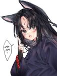  1girl 414_(hncx3355) :o animal_ears arknights bangs bead_bracelet beads black_gloves black_hair black_kimono blush bracelet brown_eyes commentary_request dog_ears facial_mark fang fingerless_gloves forehead_mark gloves highres japanese_clothes jewelry kimono korean_commentary korean_text long_hair looking_at_viewer open_mouth parted_bangs saga_(arknights) simple_background skin_fang solo speech_bubble translation_request upper_body white_background 