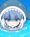  1girl :3 animal_hood animated animated_gif blinking blue_eyes blush closed_mouth gawr_gura hololive hololive_english hood hood_up hoodie king_maguro looking_at_viewer looping_animation multicolored_hair partially_submerged shark_hood smile solo streaked_hair upper_body white_hair 