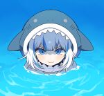  1girl :3 animal_hood blue_eyes blush closed_mouth gawr_gura highres hololive hololive_english hood hood_up hoodie king_maguro looking_at_viewer multicolored_hair partially_submerged shark_hood smile solo streaked_hair upper_body white_hair 