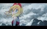  1girl bangs blonde_hair blue_eyes breath clouds cloudy_sky commentary_request eyelashes floating_hair from_side hair_between_eyes hairband highres irida_(pokemon) looking_to_the_side medium_hair mountain outdoors parted_lips pokemon pokemon_(game) pokemon_legends:_arceus red_hairband red_shirt rend shirt sky solo upper_body 