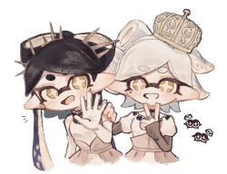  2girls black_hair bow-shaped_hair callie_(splatoon) commentary_request cousins crown fang gloves hairband inkling long_hair looking_at_viewer marie_(splatoon) mole mole_under_eye multiple_girls notice_lines official_alternate_costume open_mouth pointy_ears short_eyebrows short_hair simple_background smile spiked_hairband spikes splatoon_(series) splatoon_3 star-shaped_pupils star_(symbol) symbol-shaped_pupils tayu_02 teeth tentacle_hair thick_eyebrows v waving white_background white_gloves white_hair yellow_eyes 