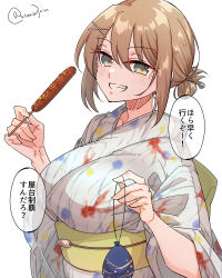  1girl alternate_costume alternate_hairstyle animal_print blue_eyes breasts brown_hair chocolate_bana commentary_request fish_print folded_hair goldfish_print grin highres japanese_clothes kimono large_breasts matsunaga_(haku) maya short_hair simple_background smile solo translation_request twitter_username upper_body water_yoyo white_background white_kimono 