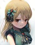  1girl ascot bangs black_ribbon blonde_hair blush bow brooch brown_eyes c: close-up commentary cropped_torso dress earrings frilled_dress frills furrowed_brow green_ascot green_bow green_dress hair_between_eyes hair_bow hair_ornament hair_strand idolmaster idolmaster_cinderella_girls idolmaster_cinderella_girls_starlight_stage jewelry kentake04 key long_hair looking_at_viewer looking_to_the_side morikubo_nono necklace portrait ribbon sleeveless sleeveless_dress smile smug solo v-shaped_eyebrows white_background 