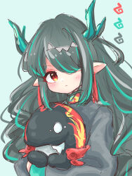  1girl arknights bitey_(arknights) black_hair black_jacket blue_background blush closed_mouth commentary_request dragon_horns dusk_(arknights) green_hair hair_over_one_eye highres horns jacket long_hair long_sleeves multicolored_hair pointy_ears simple_background streaked_hair upper_body very_long_hair yopi_(user_wdgp8532) 