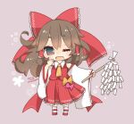  1girl ;d ascot blush bow brown_hair chibi detached_sleeves full_body gohei grey_background hair_bow hair_tubes hakurei_reimu holding long_hair looking_at_viewer one_eye_closed open_mouth red_bow red_skirt ribbon-trimmed_sleeves ribbon_trim simple_background skirt skirt_set smile solo standing touhou wide_sleeves yaco_(nuitnotte) 
