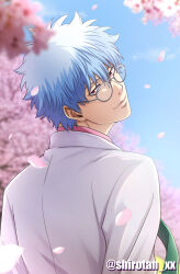  1boy blue_hair blue_sky cherry_blossoms closed_mouth coat collared_shirt commentary commentary_request day falling_petals flower from_behind gintama glasses green_necktie hair_between_eyes head_tilt highres jacket lab_coat looking_at_viewer looking_back male_focus necktie official_alternate_costume outdoors petals pink_flower pink_shirt red_eyes round_eyewear sakata_gintoki shiroyasha shirt short_hair sky smile solo upper_body white_coat 