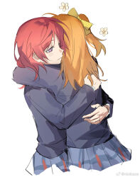  2girls blue_jacket blue_skirt chinese_commentary commentary_request highres hug jacket kosaka_honoka long_sleeves love_live! love_live!_school_idol_project medium_hair multiple_girls nishikino_maki one_side_up orange_hair otonokizaka_school_uniform red_hair school_uniform shiba257 simple_background skirt violet_eyes white_background yuri 