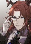  1boy adjusting_monocle arknights black_choker choker czerny_(arknights) eyebrows_visible_through_hair gradient gradient_background grey_background grey_eyes grin hand_up highres horns infection_monitor_(arknights) long_hair looking_at_viewer male_focus mole mole_under_mouth monocle qianzhu redhead smile solo 