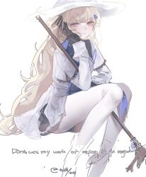  1girl absurdres black_gloves blonde_hair blue_eyes gloves hat highres long_hair pantyhose phoebe_(wuthering_waves) simple_background sitting smile solo violet_eyes white_background white_hat white_pantyhose wuthering_waves yao_kkkrrr 