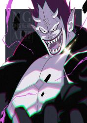  1boy black_background border gecko_moria glint highres horns male_focus muscular muscular_male one_piece open_mouth pointy_ears sharp_teeth simple_background solo spiky_hair stktik09060906 teeth upper_body violet_eyes white_border 
