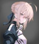  1girl ahoge armor artoria_pendragon_(fate) bangs black_shirt blonde_hair blue_ribbon blurry breastplate fate/stay_night fate_(series) fdverd from_side green_eyes grey_background hair_between_eyes hair_ribbon looking_at_viewer parted_lips ribbon saber shirt short_hair_with_long_locks sidelocks solo upper_body 