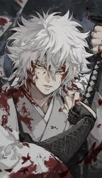  1boy armor blood blood_on_face fighting gintama highres holding holding_sword holding_weapon japanese_clothes male_focus red_eyes sakata_gintoki solo sword weapon white_hair ziyizhengjun 