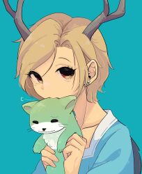  1girl antlers aqua_background blonde_hair blue_shirt earrings highres holding horns jewelry kicchou_yachie looking_at_viewer otter otter_spirit_(touhou) puff_of_air red_eyes shirt short_hair spiked_shell square_neckline stud_earrings tami_(joemanyodw) touhou turtle_shell upper_body 