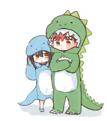  1boy 1girl black_hair brother_and_sister colored_skin dinosaur dinosaur_tail emiya_shirou emiya_shirou_(prisma_illya) fate/kaleid_liner_prisma_illya fate_(series) highres loli miyu_edelfelt multicolored_skin orange_hair pajamas raglan_sleeves red_hair saihara siblings step-siblings tail two-tone_skin tyrannosaurus_rex 