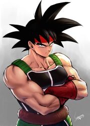  1boy bardock black_eyes black_hair closed_mouth commentary_request dragon_ball dragon_ball_z gradient_background headband highres looking_at_viewer male_focus monkey_tail muscular red_headband saiyan_armor signature simple_background solo spiky_hair tail tail_around_own_waist upper_body yapo_(croquis_side) 