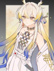  1girl arknights bare_shoulders belt black_border blonde_hair blue_hair border brown_eyes chromatic_aberration closed_mouth collarbone commentary crossed_bangs dragon_girl dragon_horns earrings hair_between_eyes hair_intakes highres horns jacket jewelry light_smile long_hair looking_at_viewer multicolored_hair necklace off_shoulder outside_border pointy_ears shi'er_tian_xunhuan shu_(arknights) solo strapless tube_top white_belt white_hair white_jacket white_tube_top yellow_background 