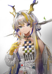  1girl absurdres arknights bare_shoulders beads belt blonde_hair chinese_commentary closed_mouth colored_extremities commentary dragon_girl dragon_horns earrings green_eyes grey_background hair_between_eyes hair_intakes highres holding horns jacket jewelry liuyunnnn long_hair long_sleeves looking_at_viewer multicolored_hair necklace off_shoulder orange_pupils pointy_ears purple_hair shu_(arknights) smile solo strapless tube_top white_background white_belt white_hair white_jacket white_tube_top 