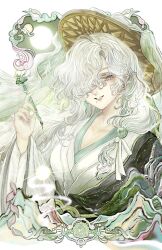  1girl brown_hat chinese_clothes grin hair_over_one_eye hand_up hanfu hat long_hair looking_at_viewer mole mole_under_mouth official_alternate_costume one_eye_covered reverse:1999 ruyi seiiichannnn smile solo sun upper_body very_long_hair violet_eyes weimao white_hair white_hanfu windsong_(records_from_the_jade_hunt)_(reverse:1999) windsong_(reverse:1999) yin_yang 