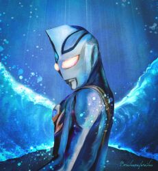  1boy alien armor artist_name blue_background blue_gemstone blue_skin blue_theme breastplate bubble color_timer colored_skin commentary compound_eyes dorsal_fin forehead_jewel from_side gem glowing glowing_eyes gold_trim gradient_eyes hashtag-only_commentary highres looking_back looking_down male_focus multicolored_eyes multicolored_skin no_pupils obakelope0530 ocean pectorals romaji_text silver_skin solo spine tokusatsu toned toned_male two-tone_skin ultra_series ultraman_agul ultraman_gaia_(series) upper_body waves white_eyes wrinkled_skin yellow_eyes 