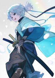  1boy aqua_haori black_hakama black_headband black_kimono blue_eyes fate/grand_order fate_(series) gloves hakama hakama_pants haori headband highres japanese_clothes katana kimono lack looking_at_viewer looking_back male_focus pants partially_fingerless_gloves scar scar_on_face scar_on_forehead sheath sheathed smile solo sword toudou_heisuke_(fate) toudou_heisuke_(third_ascension)_(fate) waraji weapon white_hair 