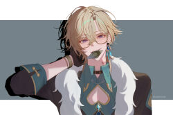  1boy aventurine_(honkai:_star_rail) black_gloves black_jacket blonde_hair bracelet card cleavage_cutout clothing_cutout commentary diamond-shaped_brooch drop_shadow earrings fur-trimmed_jacket fur_trim gloves hair_between_eyes hand_on_own_neck honkai:_star_rail honkai_(series) jacket jewelry long_sleeves looking_at_viewer male_focus medium_hair neck_tattoo playing_card single_earring smile solo sunglasses tattoo tinted_eyewear udonhorok upper_body violet_eyes 