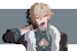  1boy aventurine_(honkai:_star_rail) biting black_hair blonde_hair bracelet card cleavage_cutout clothing_cutout commentary diamond-shaped_brooch drop_shadow earrings fur-trimmed_jacket fur_trim hair_between_eyes hand_on_own_neck honkai:_star_rail honkai_(series) jacket jewelry long_sleeves looking_at_viewer male_focus medium_hair neck_tattoo playing_card single_earring smile solo tattoo udonhorok upper_body violet_eyes 