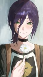  1girl artist_name black_choker black_shirt chainsaw_man choker closed_mouth flower green_eyes grenade_pin hair_between_eyes hair_flower hair_ornament highres looking_at_viewer medium_hair multicolored_shirt purple_hair reze_(chainsaw_man) shirt smile solo white_flower white_shirt x0195195796238 