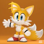  3d animal_ears artist_name blue_eyes fox_boy fox_ears full_body furry furry_male gloves henry_vargas highres multiple_tails orange_background red_footwear smile sonic_(series) standing tail tails_(sonic) white_gloves 
