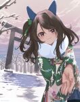  1girl animal_ears bangs bare_tree bow branch brown_eyes brown_hair clouds commentary_request cowboy_shot floral_print fur_scarf furisode green_bow green_kimono hair_bow highres horse_ears horse_girl japanese_clothes kimono king_halo_(umamusume) long_hair looking_at_viewer one_side_up open_hand outdoors outstretched_hand satoxxsato scarf sky smile snow solo stairs torii tree twitter_username umamusume white_scarf winter 