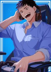  1boy black_hair black_pants blue_background blue_shirt collared_shirt commentary_request controller game_controller gums headphones highres holding holding_controller holding_game_controller inset_border looking_ahead looking_at_viewer magurosamm male_focus nijisanji open_mouth pants shirt short_hair short_sleeves sitting solo upper_body virtual_youtuber yashiro_kizuku 
