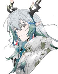  1boy arknights asa11 chinese_commentary closed_mouth commentary_request dragon_boy dragon_horns earrings eastern_dragon_horns grey_hair hair_between_eyes high_collar highres horns jewelry long_hair looking_at_viewer male_focus multicolored_hair pink_eyes pointy_ears simple_background smile solo streaked_hair upper_body white_background yi_(arknights) 