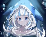  1girl animal_hood blue_background blue_eyes bubble commentary daichi_(daichi_catcat) gawr_gura head highres hololive hololive_english hood long_hair looking_at_viewer multicolored_hair shark_hood solo streaked_hair two-tone_hair underwater virtual_youtuber white_hair 