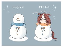  ._. 1girl ahoge animal_ears blush brown_hair closed_eyes commentary_request flying_sweatdrops grey_background hair_between_eyes hairband highres horse_ears horse_girl horse_tail meisho_doto_(umamusume) multicolored_hair open_mouth pink_hairband simple_background snowman solo tail translation_request two-tone_hair umamusume usako_(umauma0602) white_hair 