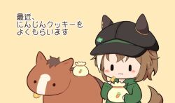  1girl :t animal_ears black_hat blush brown_hair carrot cheval_grand_(racehorse) cheval_grand_(umamusume) chibi chibi_only closed_mouth commentary_request cookie creator_connection drawstring ears_through_headwear eating food gomashio_(goma_feet) green_hoodie hat hood hood_down hoodie horse horse_ears horse_girl horse_tail long_sleeves multicolored_hair short_hair simple_background tail translation_request two-tone_hair umamusume upper_body white_hair yellow_background |_| 
