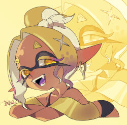  1girl :d artist_name asymmetrical_hair bare_shoulders blonde_hair bra_strap collarbone colored_eyelashes colored_tongue commentary_request crop_top cross-shaped_pupils crossed_arms dark-skinned_female dark_skin domino_mask earrings eye_mask eyelashes fangs fangs_out fish_hook_earrings forehead frye_(splatoon) frye_(splatoon_raiders) gradient_hair hair_ornament hairband hat inkling isamu-ki_(yuuki) jewelry long_eyelashes long_pointy_ears looking_at_viewer mask medium_hair midriff multicolored_hair multiple_earrings off-shoulder_shirt off_shoulder official_alternate_costume official_alternate_hairstyle open_mouth parted_bangs pointy_ears poncho ponytail purple_hair purple_tongue shawl shirt short_eyebrows short_ponytail shorts simple_background smile solo splatoon_(series) splatoon_3 splatoon_raiders star-shaped_pupils star_(symbol) straw_hat symbol-shaped_pupils teeth tentacle_hair thick_eyebrows tongue tongue_out two-tone_hair underwear white_hairband yellow_background yellow_eyes yellow_pupils yellow_shirt zoom_layer 