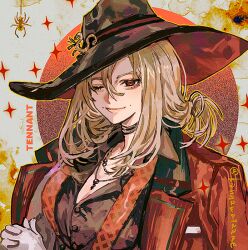  1girl ;) black_hat black_shirt blonde_hair character_name circle closed_mouth coat coat_on_shoulders commentary_request gloves grey_background hands_up hat looking_at_viewer medium_hair mole_beside_mouth one_eye_closed ponytail red_coat red_eyes reverse:1999 shirt short_ponytail shourou_kanna smile solo sparkle tennant_(reverse:1999) twitter_username upper_body white_gloves 