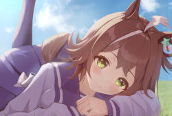  1girl absurdres ahoge animal_ears blue_sky blush bow bowtie breasts brown_hair closed_mouth clouds commentary_request green_eyes hair_between_eyes hair_ornament hanba_agu highres horse_ears horse_girl horse_tail looking_at_viewer lying medium_hair on_stomach outdoors pleated_skirt purple_sailor_collar purple_serafuku purple_shirt purple_skirt purple_thighhighs rhein_kraft_(umamusume) sailor_collar sailor_shirt school_uniform serafuku shirt skirt sky smile solo tail thigh-highs tracen_school_uniform umamusume violet_eyes white_bow white_bowtie 