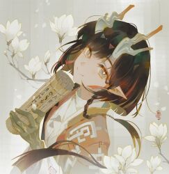  1girl arknights black_hair braid colored_extremities colored_skin commentary_request dragon_girl dragon_horns flower grey_background grey_eyes grey_skin holding horns jie_(arknights) looking_at_viewer mokha0_0 object_request pointy_ears short_hair simple_background smile solo upper_body white_flower 