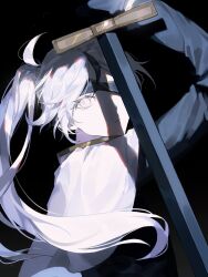  1boy ahoge alternate_costume black_background black_gloves black_streaks blindfold blindfold_slip cape closed_mouth dgtglfhpsj gloves gold_trim highres holding holding_sword holding_weapon library_of_ruina long_hair long_sleeves looking_at_viewer male_focus multicolored_hair overlighting project_moon shadow side_ponytail simple_background solo streaked_hair sword upper_body very_long_hair weapon white_cape white_eyes white_hair yan_vismok 