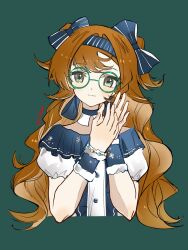  1girl alternate_costume blue_bow blue_hairband bow cropped_torso glasses green-framed_eyewear green_background green_eyes hair_bow hairband hands_up highres looking_at_viewer orange_hair puffy_short_sleeves puffy_sleeves reverse:1999 round_eyewear seventeen_meimi shirt short_sleeves smile solo sonetto_(reverse:1999) straight-on two_side_up upper_body white_shirt 