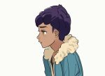  1boy black_shirt blue_jacket closed_mouth commentary_request dark-skinned_male dark_skin from_side frown fur-trimmed_jacket fur_trim hop_(pokemon) jacket male_focus pokemon pokemon_(game) pokemon_swsh purple_hair shirt short_hair simple_background solo tsuruba_(tsu41014812) upper_body white_background yellow_eyes 