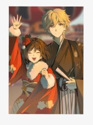  1boy 1girl absurdres black_haori black_kimono blonde_hair blurry blurry_background blush border brown_eyes brown_hair camera chinese_commentary closed_eyes commentary_request cowboy_shot depth_of_field floral_print floral_print_kimono flower folded_fan folding_fan fur-trimmed_kimono fur-trimmed_sleeves fur_trim hair_between_eyes hair_flower hair_ornament hand_fan haori highres holding holding_fan iaa07 iwakura_mitsumi japanese_clothes kimono looking_at_viewer medium_hair montsuki obi open_mouth outdoors print_kimono red_flower red_kimono sash shima_sousuke short_hair skip_to_loafer smile striped_hakama taking_picture waving white_border 