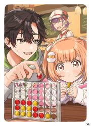  1boy 2girls :d ^_^ absurdres artist_name bird_hair_ornament black_bow black_hair blush border bow brown_eyes cafe closed_eyes closed_mouth commentary connect_four determined egg_hair_ornament elbow_rest food-themed_hair_ornament green_eyes ha_nonbiri hair_between_eyes hair_ornament hand_up hat hat_bow highres holding hood hood_down hooded_jacket impending_doom indoors jacket kirara_tamako kirara_tamako_(2nd_costume) long_sleeves looking_at_another looking_at_object medium_hair multicolored_eyes multicolored_hair multiple_girls nanase_suzuna nanase_suzuna_(1st_costume) nijisanji open_mouth orange_hair playing_games purple_hair sakayori_soma sakayori_soma_(2nd_costume) short_hair signature smile streaked_hair sweatdrop table teeth twintails two-tone_eyes two-tone_hair untranslatable_commentary upper_teeth_only v-shaped_eyebrows violet_eyes virtual_youtuber white_border white_hat white_jacket wooden_table 