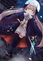  1girl absurdres black_ribbon black_robe black_thighhighs blunt_bangs blunt_ends blush closed_mouth clouds collared_shirt commentary_request dual_wielding dutch_angle fake_horns fighting_stance floating_hair full_body full_moon grey_hair gun hair_between_eyes hair_ribbon heaven_burns_red highres hime_cut holding holding_gun holding_sword holding_weapon horns judo_fuu katana light_particles long_hair long_sleeves miniskirt moon neck_ribbon night ogasahara_hisame open_clothes open_robe outdoors parted_lips partial_commentary pleated_skirt purple_ribbon red_pupils ribbon robe ruins sandals serious shirt sidelocks skirt sky slit_pupils solo split_mouth standing straight_hair sword thigh-highs twintails v-shaped_eyebrows very_long_hair weapon white_shirt white_skirt wide_sleeves yellow_eyes zettai_ryouiki zouri 