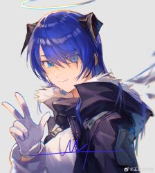  1girl arknights black_horns black_jacket blue_eyes blue_hair chinese_commentary chromatic_aberration closed_mouth commentary_request eyes_visible_through_hair fur-trimmed_hood fur_trim gloves grey_background grey_gloves hair_over_one_eye halo highres hood hood_down hooded_jacket horns jacket light_smile long_hair long_sleeves looking_at_viewer mostima_(arknights) portrait signature simple_background solo traditional_halo v wangmou_zilaojuan watermark weibo_watermark white_halo 