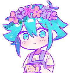 1boy androgynous antenna_hair aqua_eyes aqua_hair bare_arms basil_(headspace)_(omori) basil_(omori) blush camera child chinese_commentary closed_mouth commentary_request deformed double-parted_bangs flipped_hair flower flower_wreath from_below grey_flower grey_overalls grey_rose hair_between_eyes hands_up head_wreath holding holding_camera male_focus miaomiaomiao64556 no_nose omori orange_flower overalls pale_skin pink_flower rose shirt short_hair short_sleeves sidelocks simple_background smile solo t-shirt tareme upper_body white_background yellow_shirt 
