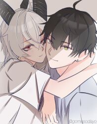  1boy 1girl black_hair black_horns closed_mouth commentary curled_horns gomesodayo hair_between_eyes highres horns looking_at_viewer male_rover_(wuthering_waves) red_eyes rover_(wuthering_waves) shirt smile twitter_username upper_body white_shirt wuthering_waves yellow_eyes zani_(wuthering_waves) 